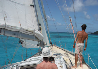 Navigation dans le lagon à Huahine